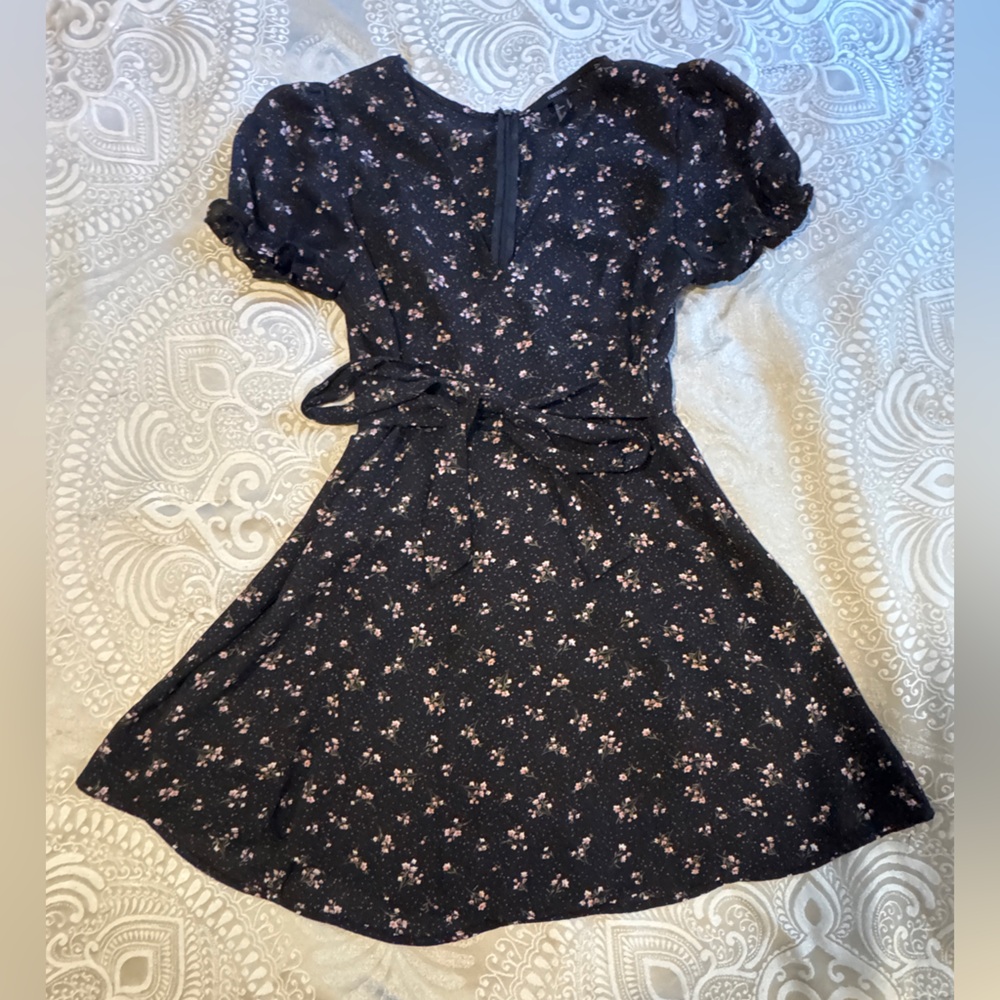 Forever 21 Black Floral V-Neck Tie A-Line Puff Short Sleeve Mini Dress